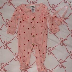 NWOT Nicole Miller Strawberry Print Long Sleeve Footed Pajamas with Bow Size 0/3